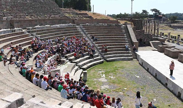 İlkokul öğrencileri Bergama tarihini öğreniyor
