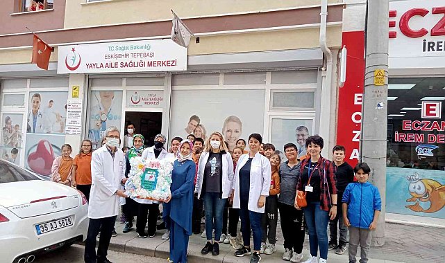 İlkokul öğrencilerinden sağlık çalışanlarına &quot;Maskeden Çiçek&quot;