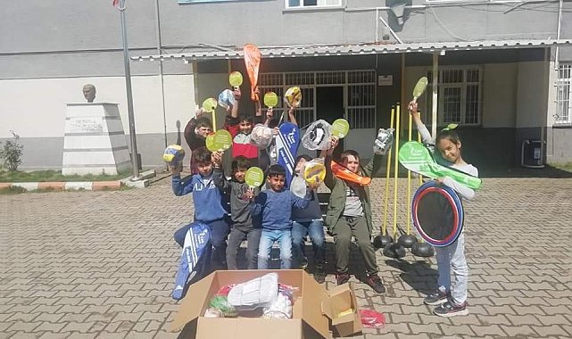 İlkokul öğrencilerine spor malzemeleri verildi
