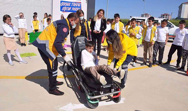 İlkokulu öğrencilerinden Trafik ve İlkyardım Haftası etkinliği