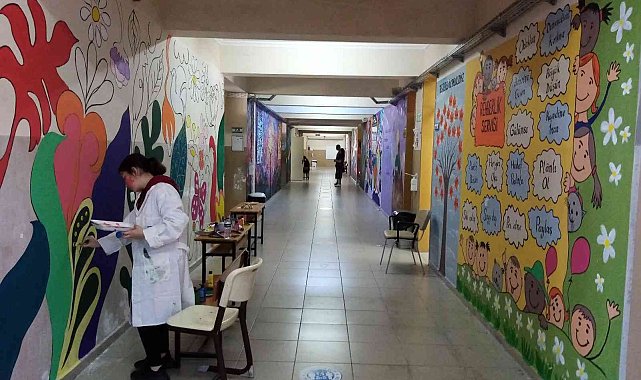 İlkokulun koridoru sanat sokağı oldu