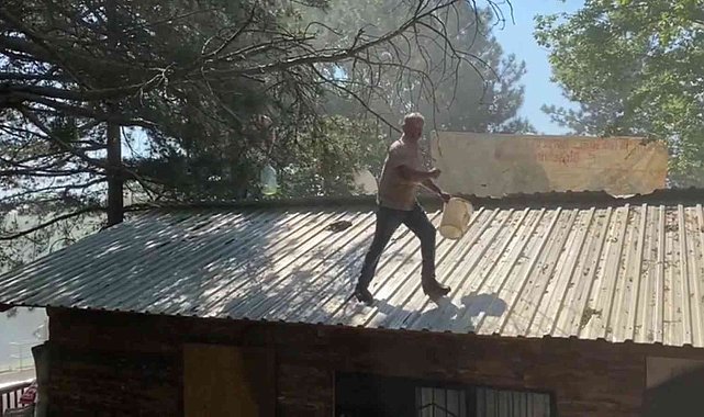 İnekleriyle belediyeyi basmıştı...Şimdi de benzin bidonuyla çatıya çıktı