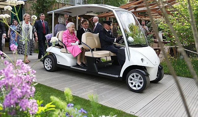 İngiltere Kraliçesi II. Elizabeth Londra'daki çiçek fuarında kameraların karşısına çıktı