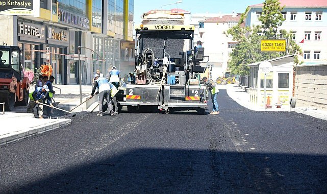 İpekyolu'nda sezonun ilk asfaltı döküldü