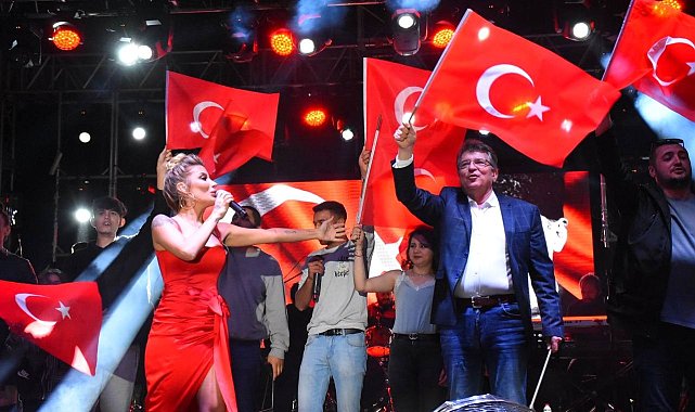 İrem Derici Edremit'te sahne aldı