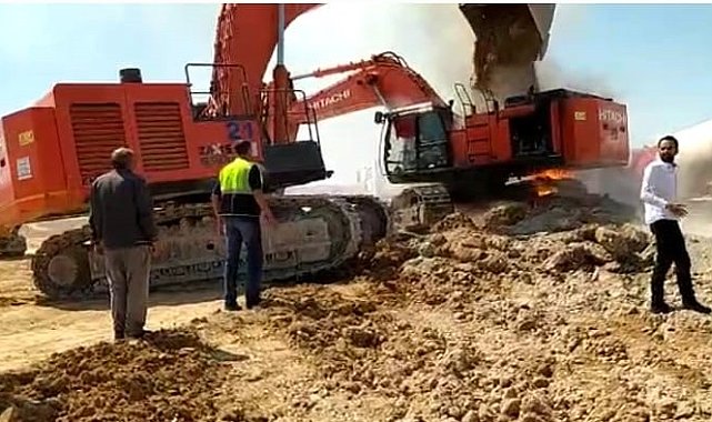 İş makinesi alev alev yandı, yardıma kepçe operatörleri yetişti