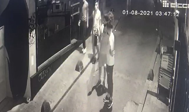 İstanbul&#039;da kapkaç şoku kamerada: Fotoğraf gösterirken telefonunu çaldılar