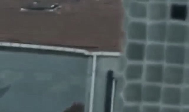 İstanbul'da korku dolu anlar kamerada: Çatıya çıkıp ortalığı savaş alanına çevirdi