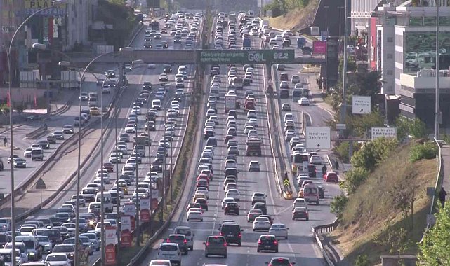 İstanbul'da pazar günü trafik yoğunluğu yüzde 49'lara ulaştı