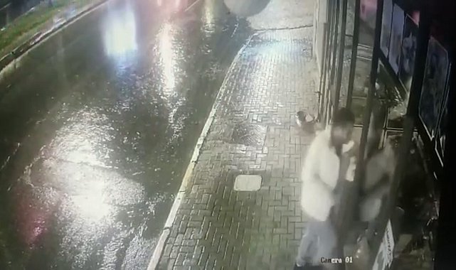 İstanbul&#039;da rahat tavırlı hırsızlar kamerada