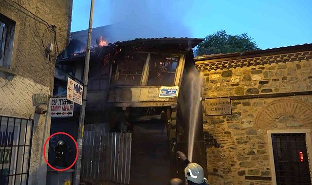 İtfaiye eri binanın altında kalmaktan son anda kurtuldu: Yüzlerce yıllık tarihi binanın yanarak yıkılma anı kameralarda
