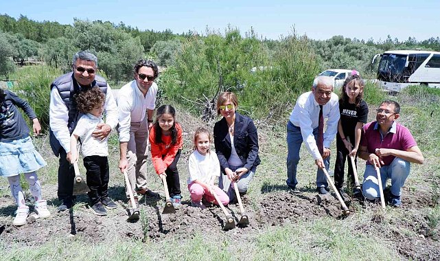 İzmir Vakıflar Bölge Müdürlüğü'nden fidan dikim etkinliği