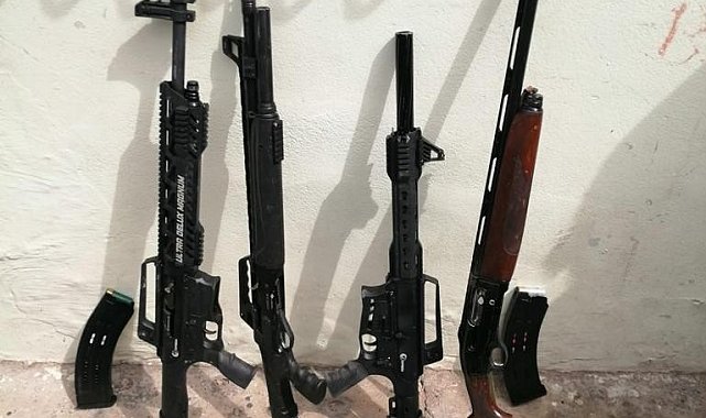 İzmir'de bir evin bahçesinde 4 av tüfeği ele geçirildi