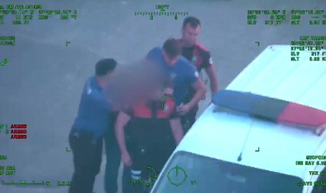 İzmir&#039;de helikopter ve özel harekat destekli operasyonda 26 şüpheli yakalandı