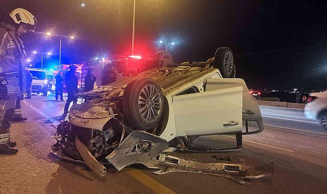 İzmir'de kontrolden çıkan otomobil refüje çarpıp takla attı: 4 yaralı