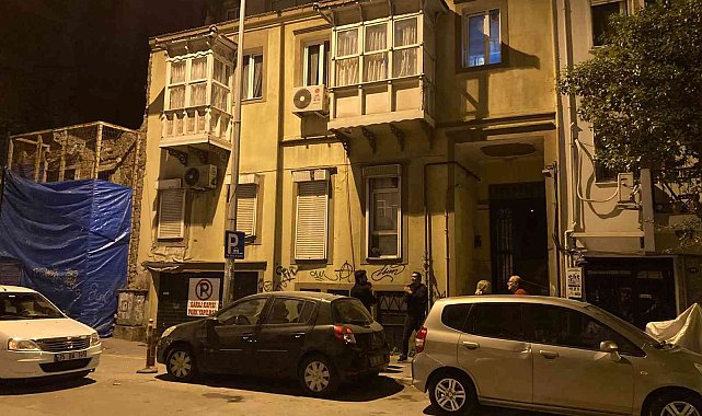 İzmir'de kopan kaya parçası bir evin içine düştü