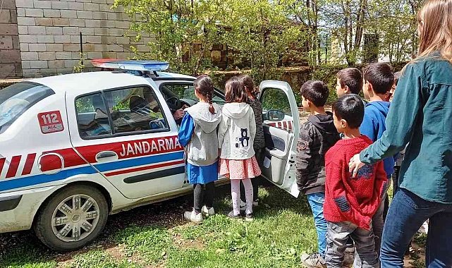Jandarma ekiplerinden köy okulu öğrencilerine trafik eğitimi