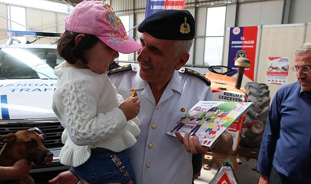 Jandarma komutanı fuarda çocuklara kitap dağıtıp jandarmayı anlattı