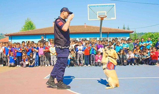 Jandarma öğrencilere eğitim verdi, onlarla fidan dikti