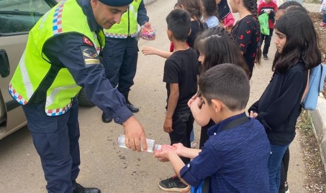 Jandarmadan çocuklara bayram şekeri