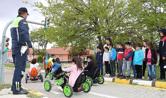 Jandarmadan çocuklara trafik eğitimi