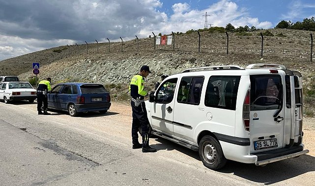 Jandarmadan hafta sonu yoğunluğunun yaşandığı piknik alanlarının yakınlarında trafik denetimi