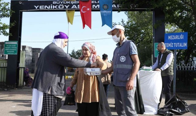 Kabir ziyareti yapan vatandaşlara şeker ve lokum ikramı