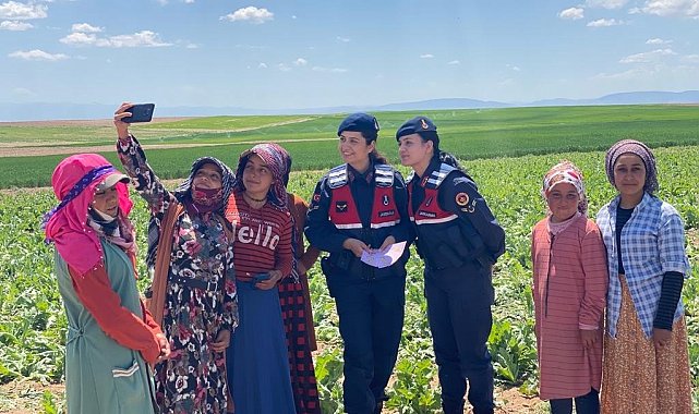 Kadın komutanlar kadın işçilerin gününü kutladı