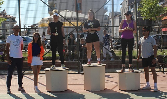 Kadınlar tenis turnuvasında şampiyon Nas Gürsel oldu