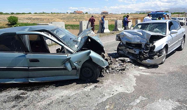 Kafa kafaya çarpışan araçlar hurdaya döndü: 1'i ağır 2 yaralı