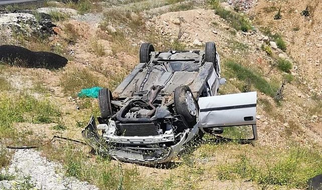 Kahta'da otomobil şarampole devrildi: 1 yaralı