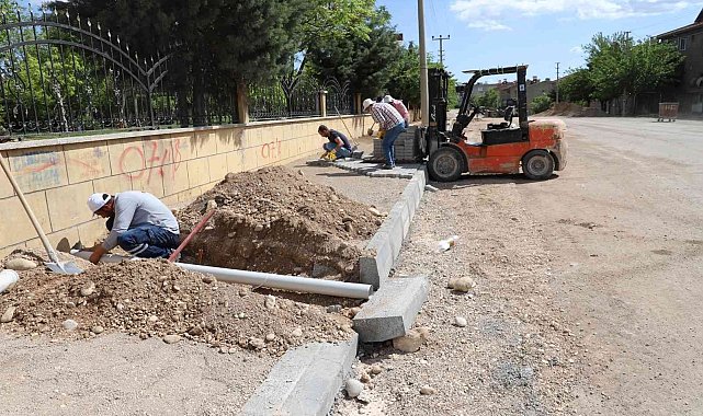 Kahta'nın işlek caddelerinde kaldırım çalışmaları başladı
