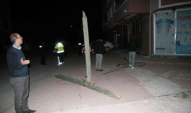 Kamyonla iş makinesi taşırken mahalleyi internetsiz bıraktı