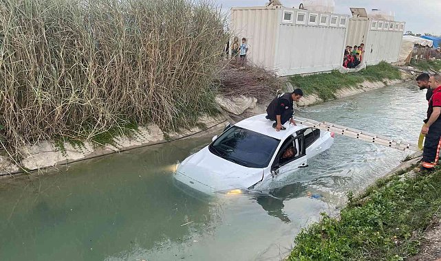 Kanala uçan otomobildeki 2 kişi yaralandı