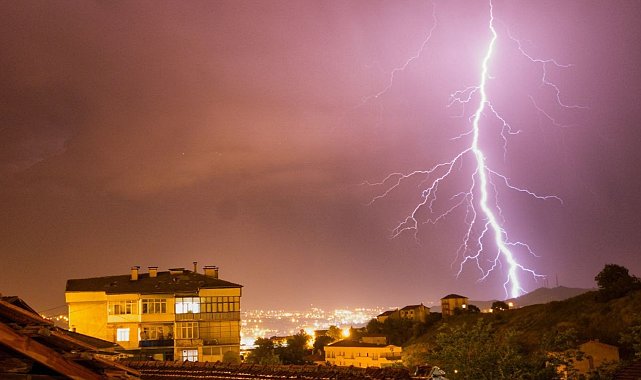 Karabük ve Bartın&#039;da yıldırım ve şimşekler görsel şölen sundu
