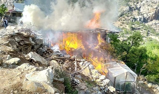 Karaman'da çıkan yangında 4 kişilik ailenin yaşadığı ev kül oldu