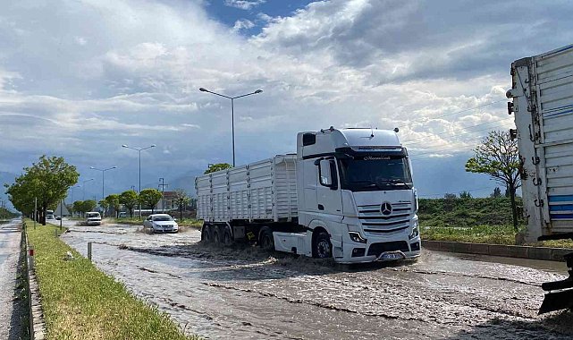 Karayolunu su bastı, sürücüler zor anlar yaşadı