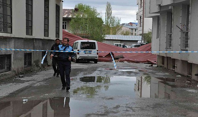 Kars'ta fırtına çatıları uçurdu