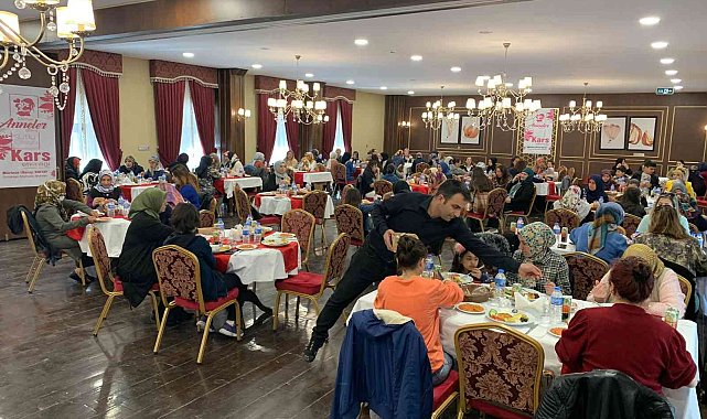 Kars'ta muhtar mahalleli kadınlarla buluştu