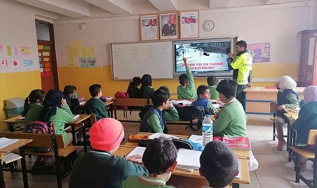 Kars&#039;ta öğrencilere trafik kuralları anlatıldı