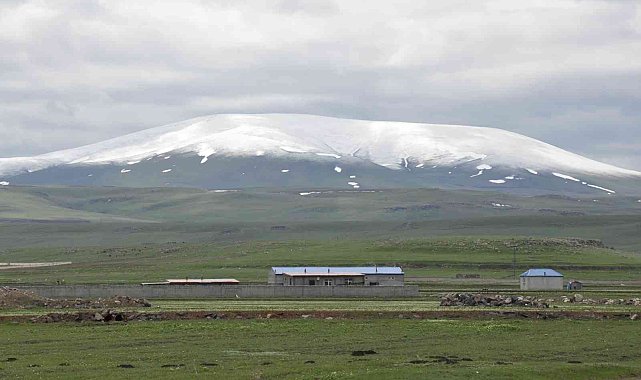 Kars&#039;ta yüksek kesimlere kar yağdı