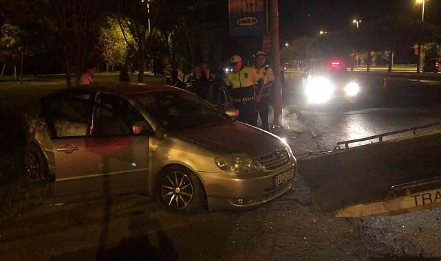 Kartal'da aydınlatma direğine çarpan otomobil kaldırıma çıktı: 2 yaralı