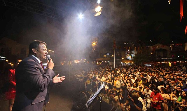 Kaş'ta 19 Mayıs fener alayı ve konser düzenlendi