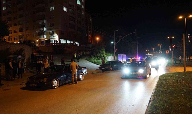 Kastamonu'da kavşakta iki otomobil çarpıştı: 3 yaralı