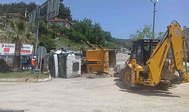 Kastamonu'da taş yüklü kamyon devrildi: 1 yaralı