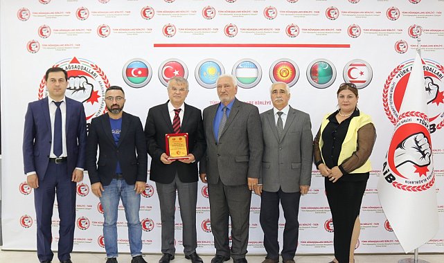 Kastamonulu gazeteciye Azerbeycan'da 'şükran plaketi'