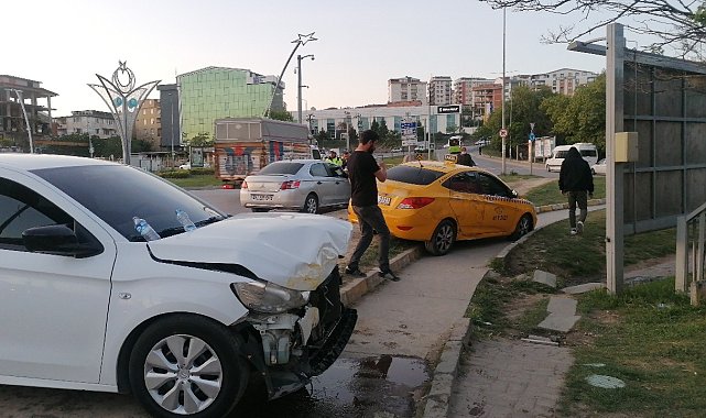 Kavşakta 2 otomobil kafa kafaya çarpıştı