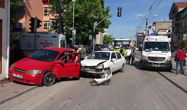 Kavşakta iki otomobil çarpıştı: 3 yaralı