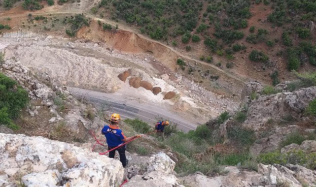 Kayalıklarda mahsur kalen keçiler kurtarıldı