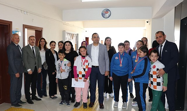 Kaymakam Adem Çelik özel sporcuları ödüllendirdi